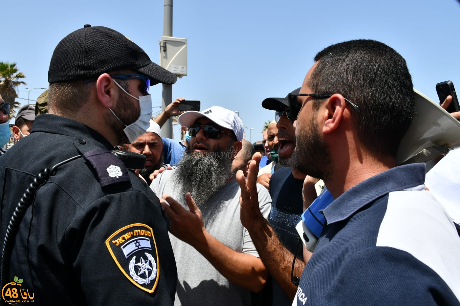 فيديو: شباب يافا يحاولون الدخول الى أرض مقبرة الاسعاف لإخراج العمال 